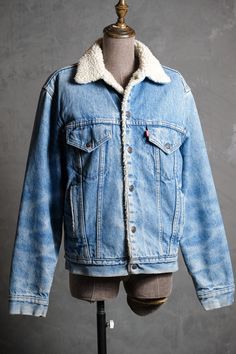 Levi's 70's Vintage Sherpa Fleece Denim Jacket  SIZE 38 Shoulder：49cm Pit to pit：54cm Length：64cm Sleeve：62cm  Find us: @ban_secondhand_goods Thank you for checking us out :) Cheap Vintage Medium Wash Denim Jacket, Cheap Vintage Light Wash Denim Jacket, Denim Jacket Sherpa, Fleece Denim Jacket, 70s Denim, 70s Vintage, Sherpa Fleece, Taiwan, Parka