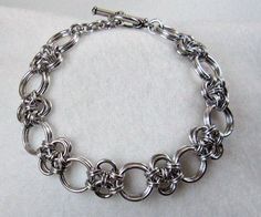 Japanese Cross/ Stepping Stones Chainmaille Bracelet: Recently, I have postet a German tutorial for a japanese cross chainmaille bracelet on my blog. I decided to publish the tutorial here as well. It is a documentation of the single steps I take when I make this piece of jewelry. All photos are made b… Bracelet Tutorial, Jewelry Patterns