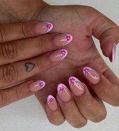 Flowers With French Nails, Fun Almond Nails Art Designs Summer, Fun Oval Nail Designs, Cute Italy Nails, Fun Nails Inspiration, Half Painted Nail Designs, Almond Unique Nails, Summer Heart Nails, Mexican Style Nails Almond