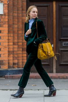 Velvet Velvet Street Style, Green Street Style, Alexandra Carl, Tomboy Stil, Modern Suits, 2016 Fashion Trends, Giovanna Battaglia, Anna Dello Russo, Green Street