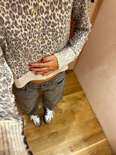 free people cardigan Light Winter Outfits Casual, Copenhagen Clothing Style, Cute Comfy Style, Winter Outfits Women Aesthetic, New York November Fashion, Fall Fit Inspo Women, Taupe Jeans Outfit, Modest Cute Clothes, Cute Mission Fits