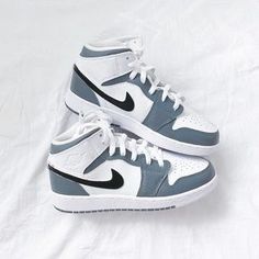 Air Jordan 1 Mid Grey, Sepatu Platform, Zapatillas Nike Air Force, Air Jordan 1 White, Custom Air Jordan 1, Nike Custom, Mid Sneakers, Dr Shoes