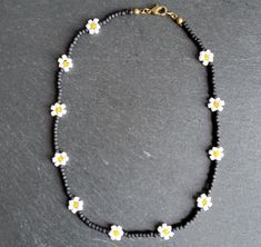 Handmade Daisy chain choker in 14.5 inches.  Made with glass miyuki beads in 8/0. Bead Daisy, Daisy Chain Necklace, Daisy Choker, Daisy Necklace, Miyuki Beads, Daisy Chain, Beaded Necklaces, Chain Choker, Bronx