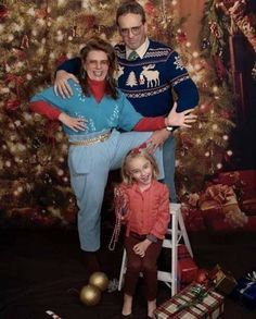 Fun Family Christmas Photos, Funny Family Christmas Pictures, Awkward Family Pictures, Awkward Family Christmas, Funny Photoshoot Ideas, Family Christmas Photos