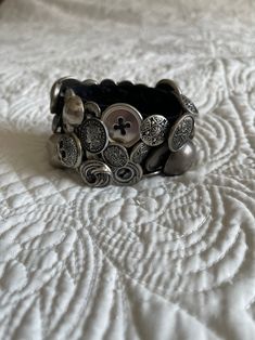 Vintage Silver Leather Bracelet, Vintage Silver Metal Bracelet, Funky Bracelets, Buttons Bracelet, Diy Trinkets, Belt Bracelets, Jewelry Marketing, Funky Accessories, Button Accessories