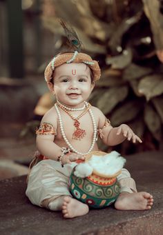 Krishna Photoshoot, 7 Month Baby, Baby Dress Diy, Baby Boy Newborn Photography, Maternity Photography Poses Couple, Boy Photo Shoot, Newborn Photography Boy, Monthly Baby Photos