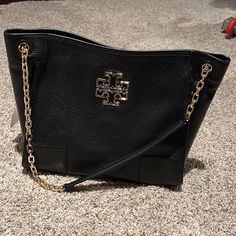 Brand New, Still Has Packaging, And Dust Bag Elegant Black Shoulder Bag With Leather Trim, Tory Burch Shoulder Bag, Kira Chevron, Slouchy Tote, Tory Burch Purse, Tory Burch Tote, Barrel Bag, Brown Leather Totes, Tory Burch Handbags