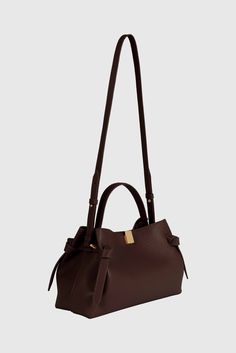 GYOZA - ESPRESSO PEBBLE GRAINED My Style Bags, Fancy Bags, Pretty Bags, Simple Chic, Leather Cross, Fashion Design Clothes, Leather Tote Bag, Leather Accessories, Leather Top