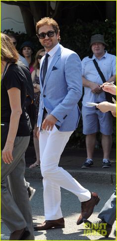 Gerard Butler in Hugo Boss  #suits Light Blue Suit Jacket, Butler Outfit, Blue Sports Jacket, Sky Blue Blazer, Casual Groom Attire, Light Blue Suit, Boss Suits, Dapper Mens Fashion, Blue Suit Jacket