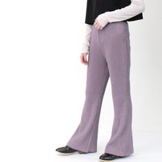 Flare pleat pants. Ship from Japan Imported Limited stock 90% polyester 10% polyurethane (One Size)length 95cmwaist 64cm (elastic)hip: 90cm Pleat Pants, Pleated Pants, Double Face, Limited Stock, Black Pants, Japan, Elastic, Pants, Black