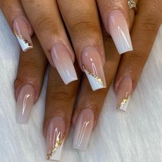 Gives your nails a makeover with these white and gold nail designs perfect for any occasion. White Tip Acrylic Nails, Nails With Gold, Gold Acrylic Nails, Gold Nail Designs, Acrylic Nails Coffin Pink, Short Acrylic Nails Designs, Prom Nails