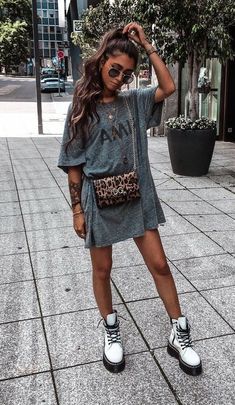 Oversized Tshirt Outfit, White Combat Boots, Dr Martens Outfit, Cool Summer Outfits, Popular Outfits, Tshirt Outfits