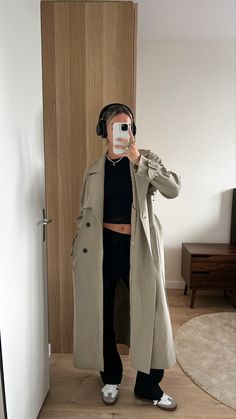 Tan Trench Coat Outfit, Fall Coat Outfit, Samba Outfit Ideas, Adidas Samba Outfits, Samba White, Adidas Samba White, Samba Outfits, Trench Outfit, Samba Og Shoes