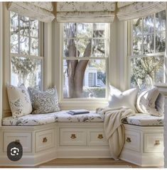 Bay Window Pillows, Cushion Window Seat, Window Seat Couch, Farmhouse Window Seat Ideas, Reading Window Bench, Picture Window Seat, Cottage Window Seat, Window Alcove Ideas, Window Sill Seat