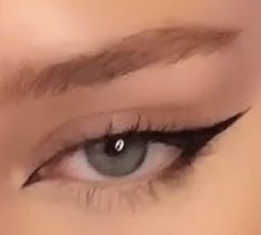 Liner Ideas Eye, Cute Eyeliner Ideas Simple, Eyeliner Inspo Aesthetic, Simple Eyeliner Ideas, Eyeliner Styles Simple, Outlined Eyes, Long Eyeliner, Eyeliner And Lashes, Eyeliner Aesthetic