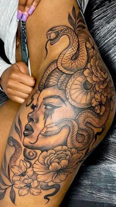 Cute Thigh Tattoos, Girl Thigh Tattoos, Medusa Tattoo Design, Hip Thigh Tattoos, Hip Tattoos Women, Medusa Tattoo