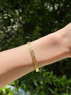 This trendy golden bangle bracelet is finely designed in stainless steel and delicately gilded with 18K yellow gold. Minimalist, feminine and modern, this chic and timeless hammered gold bangle is ideal to wear alone or stacked with other gold bangles or bracelets. Width: 0.6cm. Adjustable size. Your bracelet will be sent to you within 24 working hours in a pretty box, for your viewing pleasure. Delivery by green letter (48 hours) is free for France. Priority shipping is free worldwide (2-6 busi Luxury Gold Hammered Cuff Bracelet, Elegant Gold Plated Hammered Bracelets, Elegant Gold Hammered Cuff Bracelet, Elegant Hammered Gold-plated Bracelets, Luxury Gold Hammered Bangle, Dainty Gold Metal Bangle Bracelet, Modern Hammered Yellow Gold Bracelets, Luxury Hammered Bangle Bracelet, Luxury Hammered Bangle