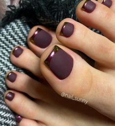 Fall Chrome Pedicure, Toenail Colors For Fall 2022, Pink Accent Nail Ideas, Professional Nail Designs For Work, Pedicure Fall 2023, Feet Nails Design Pedicures, Pedicure Gel Ideas, Polished Toenails, Toe Pedicure Ideas