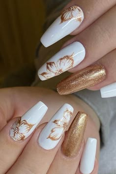 White Gold Prom Nails, Gold And White Glitter Nails, Acrylic Nail Designs White And Gold, White With Glitter Acrylic Nails, Nail Art Designs White And Gold, Nails Inspiration White Art Designs, Nails White Gold Design, Short Nail Designs White And Gold, Wedding Nails Gold Glitter