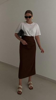 Brown Midi Skirt Outfit, Midi Skirt Outfit Aesthetic, Straight Skirt Outfits, Midi Pencil Skirt Outfit, Brown Knit Skirt, Black Pencil Skirt Outfit, Midi Skirt Outfits Summer, Brown Skirt Outfit, Pencil Skirt Outfits Casual