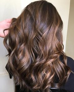 lowlights highlighted Dark Hair With Highlights And Lowlights, Hairstyles Anime, Chocolate Brown Hair, Dark Hair With Highlights, Caramel Highlights, Brown Hair Balayage, Brown Balayage, Dark Brown Hair Color, Hair With Highlights