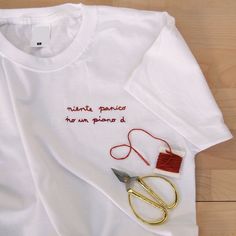 Embroidered Tshirts Tshirt 100% cotton, unisex, hand embroidered. For those who take little seriously and want to face the day with a little ' irony! The inscription is on the left side, at the heart's height. Natural Cotton and machine washable at 30 o. Ordering is simple: -Choose a phrase from those available or one of your own invention! -Choose a color for the inscription -Choose the size -Your tshirt will be handmade with all the love of SundayGang! Embroidered Tshirts, T-shirt Broderie, Sewing Design, Writing Styles, Natural Cotton, Hand Embroidered, Gender Neutral, Etsy Accessories, Bathing Beauties