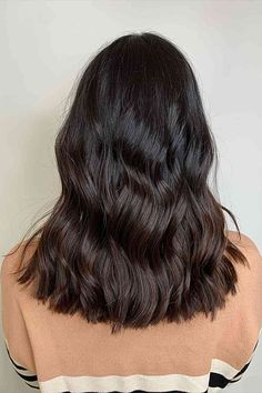 Medium-Length Choco Balayage for Natural Dark Hair Brown And Caramel Highlights, Colors For Your Skin Tone, Brown Balayage Hair, New Hair Color Trends, Caramel Highlights