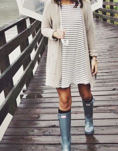 Really cute hunter boots outfit. Love it with the dress. How To Wear Rain Boots, Bota Over, Quoi Porter, Cooler Look, Outfit Trends, Rainy Day Outfit, Beauty And Fashion, Charlotte Olympia, Up Girl