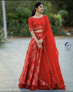 Engagement Bridal Hairstyles, Half Hands Blouse Designs, Benaras Lehangas, Crop Top Lehenga With Dupatta, Crop Top Blouse Designs Latest, Benaras Lehenga, Langa Designs, Gopi Dress, Long Skirt Top Designs