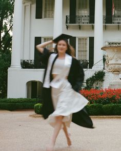 With December graduation coming up soon (Roll Tide?) we had to bring back some of our very favorite images from V’s session this summer 🍾 Grad photos can feel like they follow a bit of a recipe — same iconic locations, same cap and gown, etc—but they can absolutely also be an accurate reflection of you and your personality!! . . All 120 film / Portra 400 / developed by @southerlands.hsv #faunaandfilm #tuscaloosafilmphotographer #tuscaloosaphotographer #alabamagradphotographer #uagrad