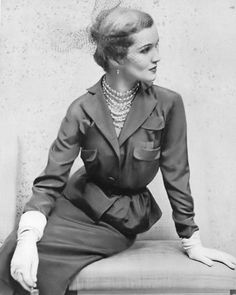 LADYM on Instagram: “Frances Mclaughlin-gill, 1950. #vintagephotography #francesmclaughlingill #elegancestyle #classystyle #model #vintagevogue #vintagestyle…” 1956 Fashion, Paris Spring Fashion, Era Fashion, Gordon Parks, Glamour Photography