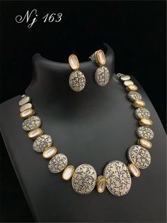 Trendy jewelry Minakari Jewellery, Trendy Gold Necklace, Jewerly Necklace, Kundan Jewellery Bridal, Antique Gold Jewelry Indian, Trendy Jewerly, Jewelry Set Design, Indian Jewellery Design Earrings, Wedding Jewellery Collection