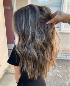 Light Brunette Hair, Venus Of Willendorf, Blonde Highlights On Dark Hair, Brown Hair Looks, Brown Hair Inspo, Brunette Hair With Highlights, Balayage Hair Dark, Dark Hair With Highlights, Brown Hair With Blonde Highlights