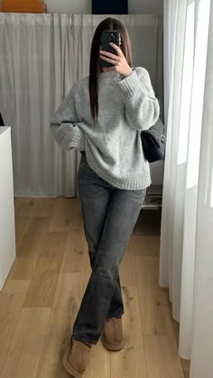 Grey Fleece Outfit, Winter Outfits Aesthetic 2023, Smart School Outfits, Comfortable Cute Outfits, Basic Outfits Winter, Uggs Fits, Zara Style, Zara Drip