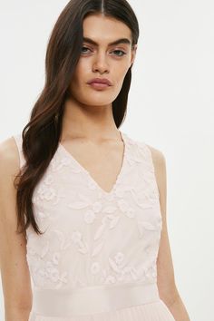 V Neck Embroidered Midi Dress - Pink - What's more mesmerising than floral lace teamed with swishy pleats? Not much, judging by this gorgeous midi dress. Detailed with a V-shaped bodice and simple, sleeveless fit, it's an elegant choice for special soirees. Dresses V Neck, Embroidered Midi Dress, Pink Midi Dress, Buy Dress, Dress Pink, Full Skirt, Embroidered Dress, V Shape, Dress Collection