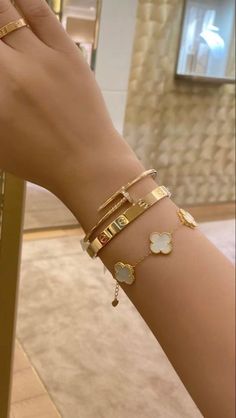 Random Clothing, Expensive Jewelry Luxury, Wrist Jewelry, Luxe Jewelry, Jewelry Accessories Ideas, Elegante Casual, Girly Accessories, Gold Bracelets, Jewelry Fashion Trends