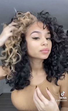 Skunk Curly Hair Aesthetic, Halo Hair Color Curly, Blond Money Piece On Curly Hair, Aesthetic Dyed Curly Hair, Cute Colors To Dye Your Curly Hair, Curly Afro Hair Color Ideas, 3b Hair Dye Ideas, Section Dyed Curly Hair, Grey Skunk Stripe Curly Hair