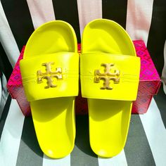 Tory Burch Cloud Sandals Nwt Everly Anatomic Sandal Paris Nappa Size 8 Color Yuzu ( Lemon Lime) Tory Burch Double T Logo/Goldtone Finish Comfortable Footbed Approx. 1” Rubber Sole Stylish Summer Sandal Smoke Free Home All Pics Are Taken In Best Available Lighting & Color Variations Can Occur Designer Yellow Sandals For Beach, Designer Yellow Sandals For The Beach, Tory Burch Slides, Cloud Sandals, Black Block Heel Sandals, Jelly Flip Flops, Rope Sandals, Jelly Flats, Toe Ring Sandals