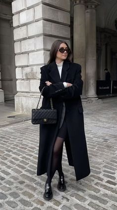 Chic Old Money Outfits, Classy Nyc Outfits, Black Trenchcoat Outfit, Female Mafia Boss Outfit, Formal Clothes Women, Business Outfit Women, Black Coat Outfit Winter, Hairstyles Old Money, Black Trenchcoat