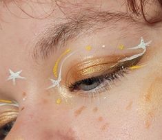 Star Graphic Liner Makeup, Wet Liner Makeup, Star Face Makeup, Cool Eye Makeup Looks Creative, Whimsical Makeup Looks, Stars Eye Makeup, Funky Makeup Creative, Star Eye Makeup, Eclipse Makeup