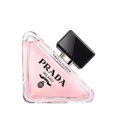 Prada Paradoxe Virtual Flower Eau de Parfum, é uma fragrância feminina impulsionada pela Inteligência Artificial. Esta inovação olfativa combina a precisão tecnológica com a intuição humana.   De modo a lançar uma nova abordagem na perfumaria floral, os mestres perfumistas de Prada, Shyamala Maisondieu, Nadège Le Garlantezec e Antoine Maisondieu tiveram uma visão: selecionaram uma das flores mais refinadas, o Jasmim, com o propósito de expressar a sua essência floral de uma nova forma. Os especialistas de Prada aproveitaram o potencial da Inteligência Artificial para reinventar o Jasmim, criando o acorde Jasmine AI. Esta combinação aromática complementa-se com notas de néroli, almíscares e folha de bergamota italiana, oferecendo uma experiência sensorial única.   O icónico frasco recarregá Prada Perfume, Pink Fragrance, The Perfume Shop, Virtual Flowers, Rosa Coral, Feminine Fragrance, Long Lasting Perfume, Signature Fragrance, Bob Mackie