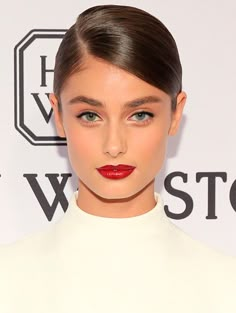 taylor hill fall makeup Supermodel Beauty Secrets, Slicked Back Hairstyles, Special Occasion Makeup, Sleek Hair, Taylor Marie Hill, Beauty Make-up, Chloë Grace Moretz, Dramatic Classic, Slicked Back Hair