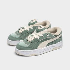 Dessus en textileInspiré par la culture skate de la fin des années 90 et du début des années 2000Marque classique de Puma brodée et en reliefFermeture à lacets pour un maintien sûrSemelle extérieure en caoutchouc intégral  Célébrez l'esprit vibrant de la culture du skate avec la chaussure Puma 180 Corduroy pour femmes. Dotée d'un rembourrage surdimensionné et d'une silhouette trapue, cette chaussure aux couleurs sourdes s'agence facilement à toutes les tenues.Gamme complète de Puma chez JD Sports Canada dès maintenant.   Code du produit: 39638302 Luxury Baby Fashion, Korean Street Fashion Men, Pretty Shoes Sneakers, Sneakers Puma, Fresh Shoes, Puma Sneakers, Swag Shoes, Puma Shoes, Pumas Shoes