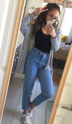 Look 80s, Mom Jeans Outfit, Shoes Grey, Hipster Outfits, Hipster Fashion, Grey Cardigan, Cardigan Fashion, V Cut, Looks Style