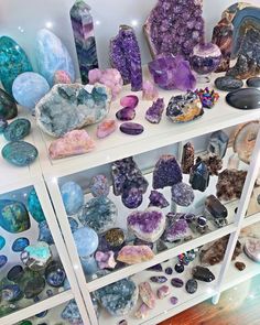 Crystalcore Aesthetic, Crystal Organization Display, Crystal Shop Aesthetic, Crystal Collection Display, Crystal Alter, Crystal Bedroom, Pretty Crystals, Crystal Seashells