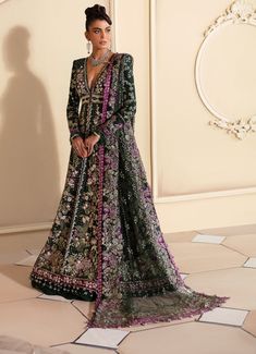 Pakistani Mehndi Dress, Tilla Embroidery, Green Floral Top, Pakistani Designer Clothes, Frock Style, A Secret Garden, Raw Silk Fabric, Pakistani Wedding Dress, Elegant Attire