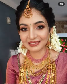 Kerala Hindu Bride Makeup, South Indian Bride Hairstyle Curly Hair, Traditional South Indian Makeup Look, Muhurtham Jadai Front Hairstyle, Bridal Makeup Indian Wedding Hindu, Indian Bride Hairstyles Front View, Kerala Engagement Hairstyles, Kerala Wedding Hairstyles Hindus, Bridal Makeup South Indian Wedding