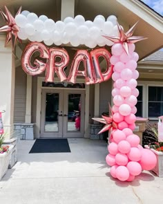 Check out the amazing graduation party ideas for the perfect celebration. Backyard Party Entrance, Balloon Arch For Graduation Party, Ou Grad Party, Grad Party Decorations Backdrops, Grad Balloon Arch, Pink And Gold Graduation Party, Graduation Balloon Arch, College Grad Party Decor