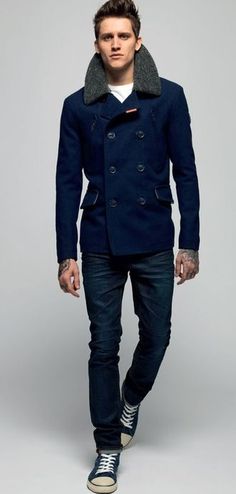 El outfir es toda una sensación, pero el abrigo sin duda alguna se pasa de genial!!! Navy Pea Coat, Peacoats, Business Casual Dresses, Fashion Suits, Winter Jacket Men, Denim Jeans Men, Mick Jagger