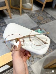 Pretty Glasses, Fancy Glasses, Glasses Trends, Fashion Eye Glasses, Aesthetic Things, Glasses Fashion